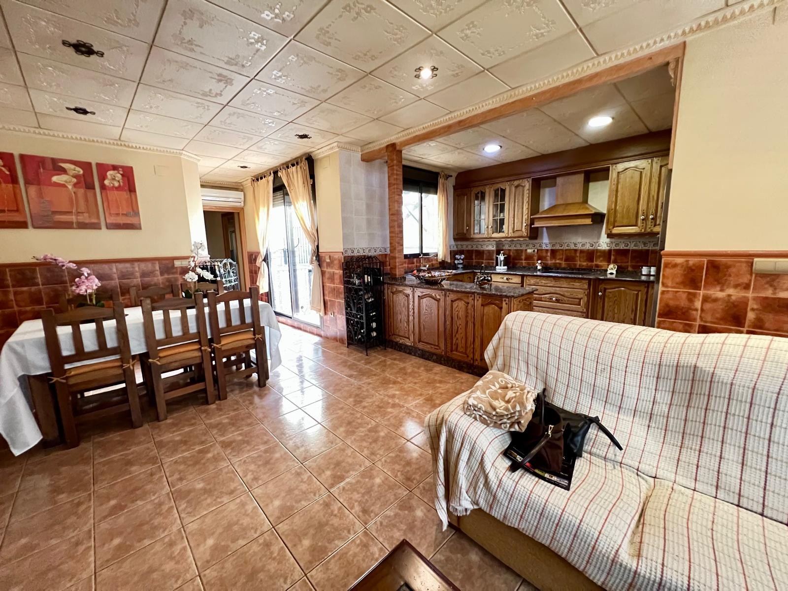 Located in a peaceful hamlet just 8 minutes from the town of Pinoso, this delightful home combines c