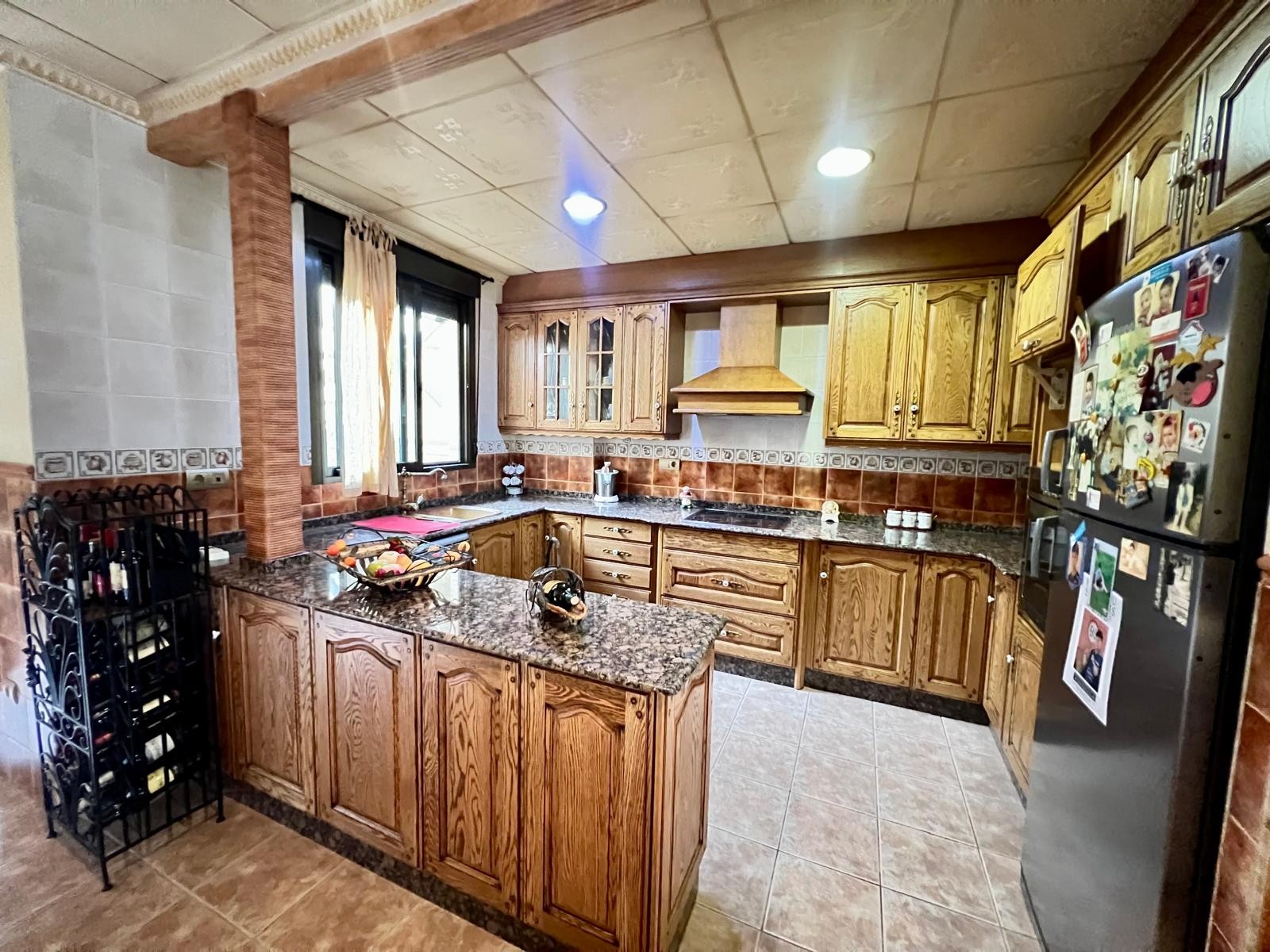 Located in a peaceful hamlet just 8 minutes from the town of Pinoso, this delightful home combines c