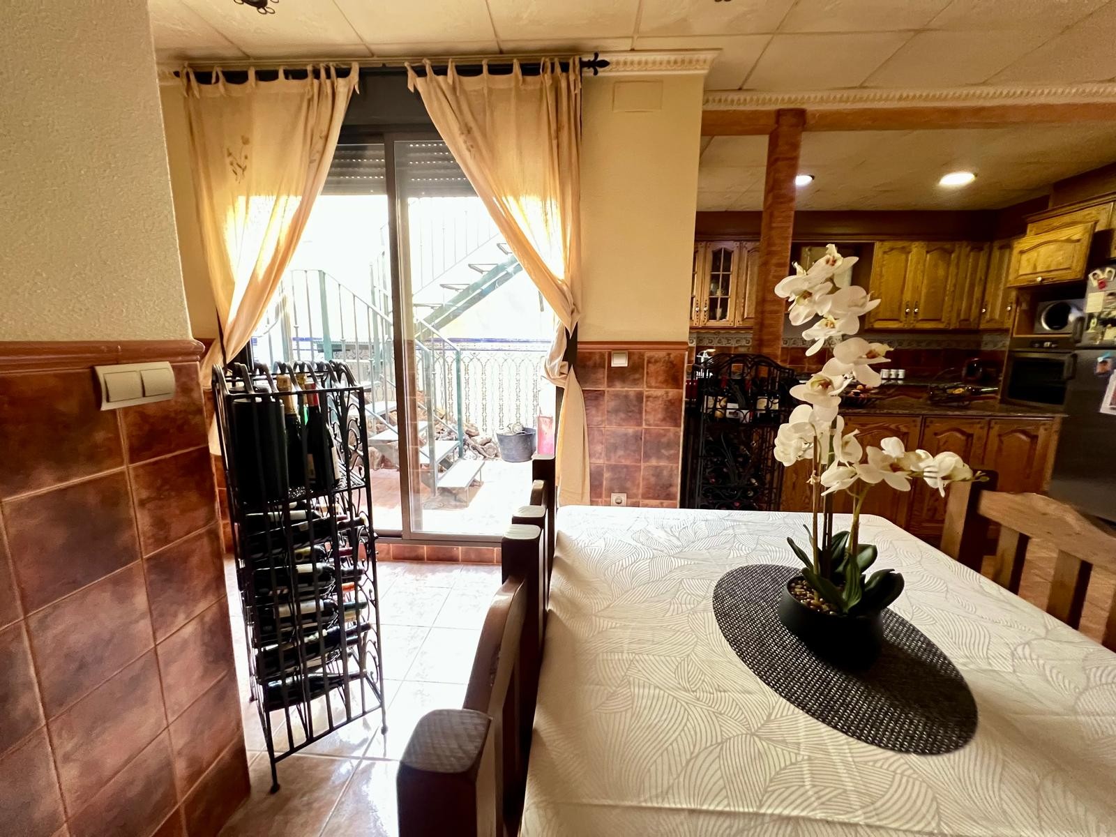Located in a peaceful hamlet just 8 minutes from the town of Pinoso, this delightful home combines c