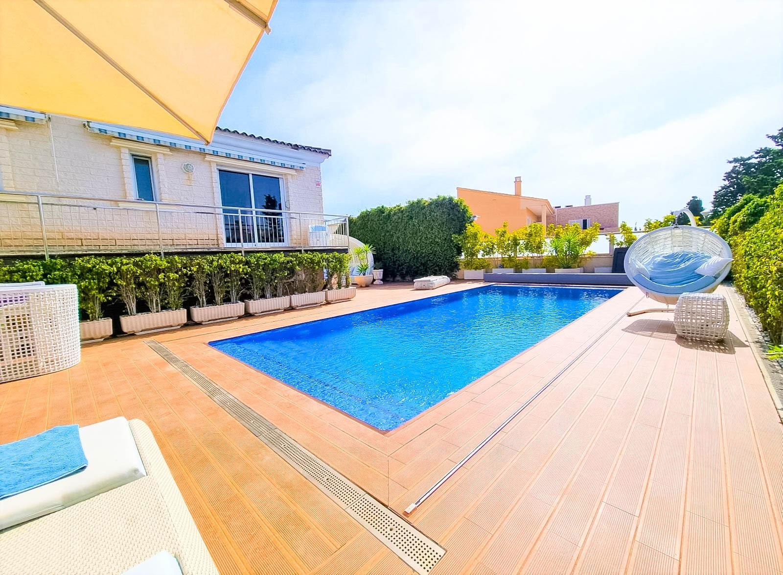 A spacious villa for sale with 5 bedrooms, two living rooms (one located in the semi-basement), four