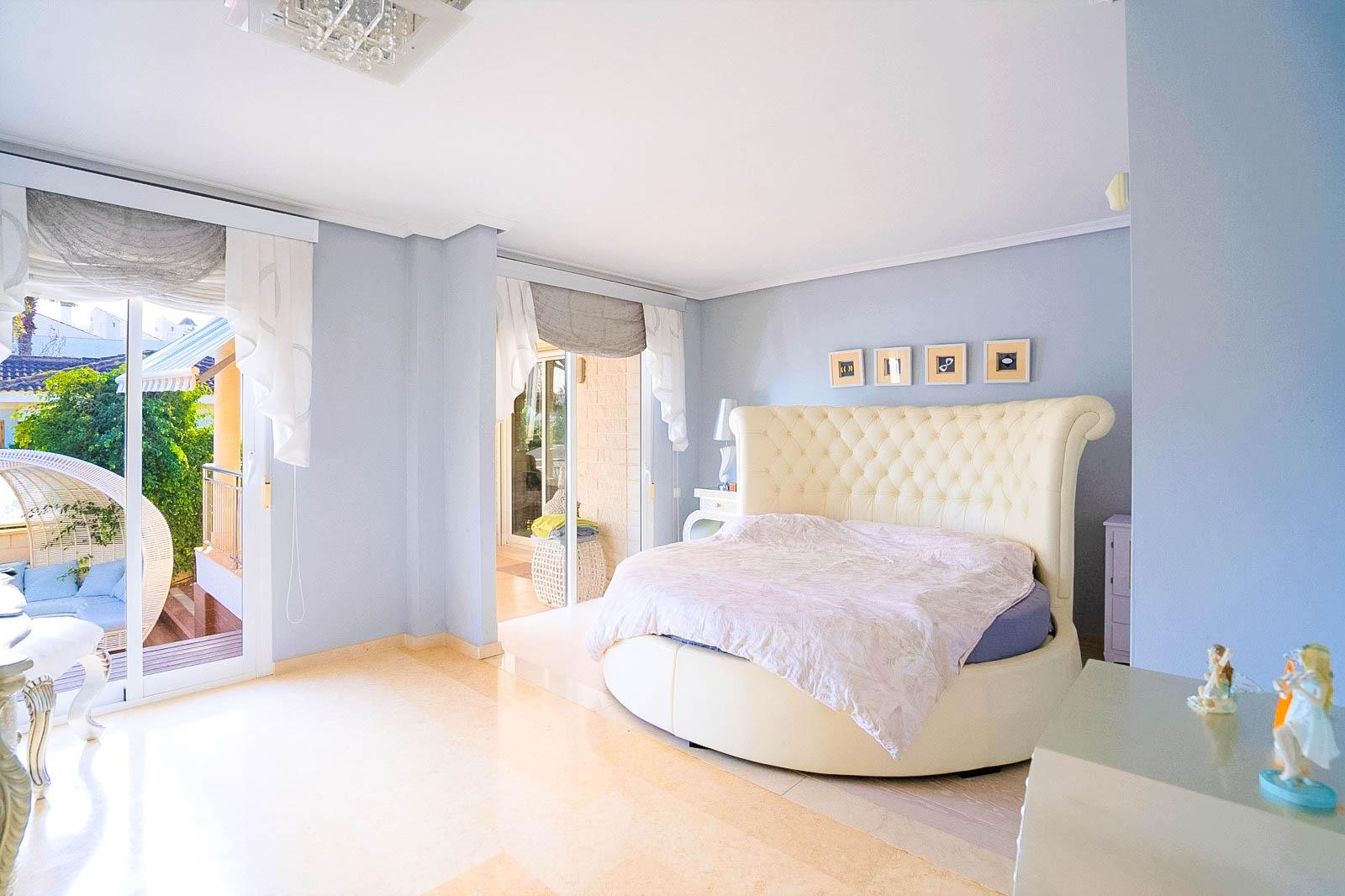 Bedroom in villa for sale in Torrevieja