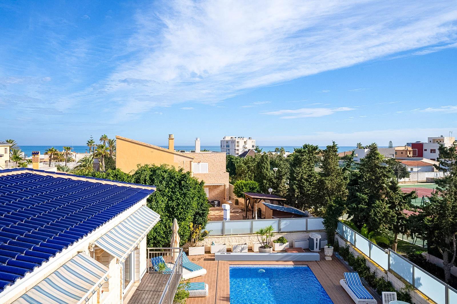 A spacious villa for sale with 5 bedrooms, two living rooms (one located in the semi-basement), four