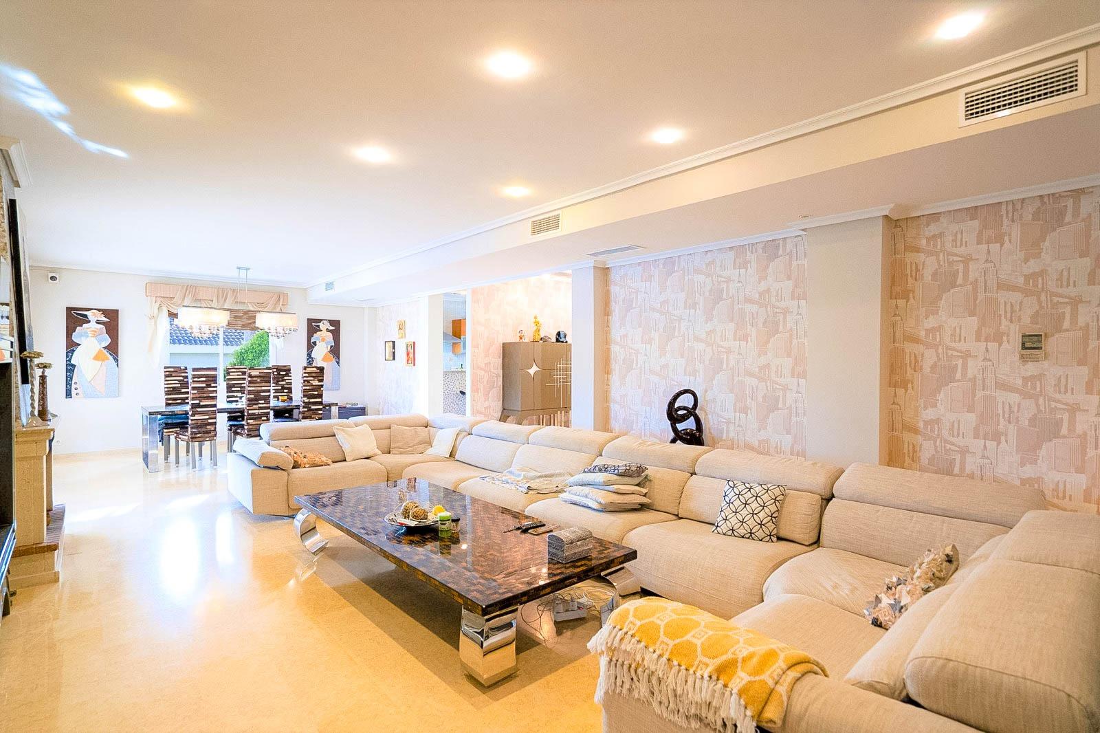 A spacious villa for sale with 5 bedrooms, two living rooms (one located in the semi-basement), four