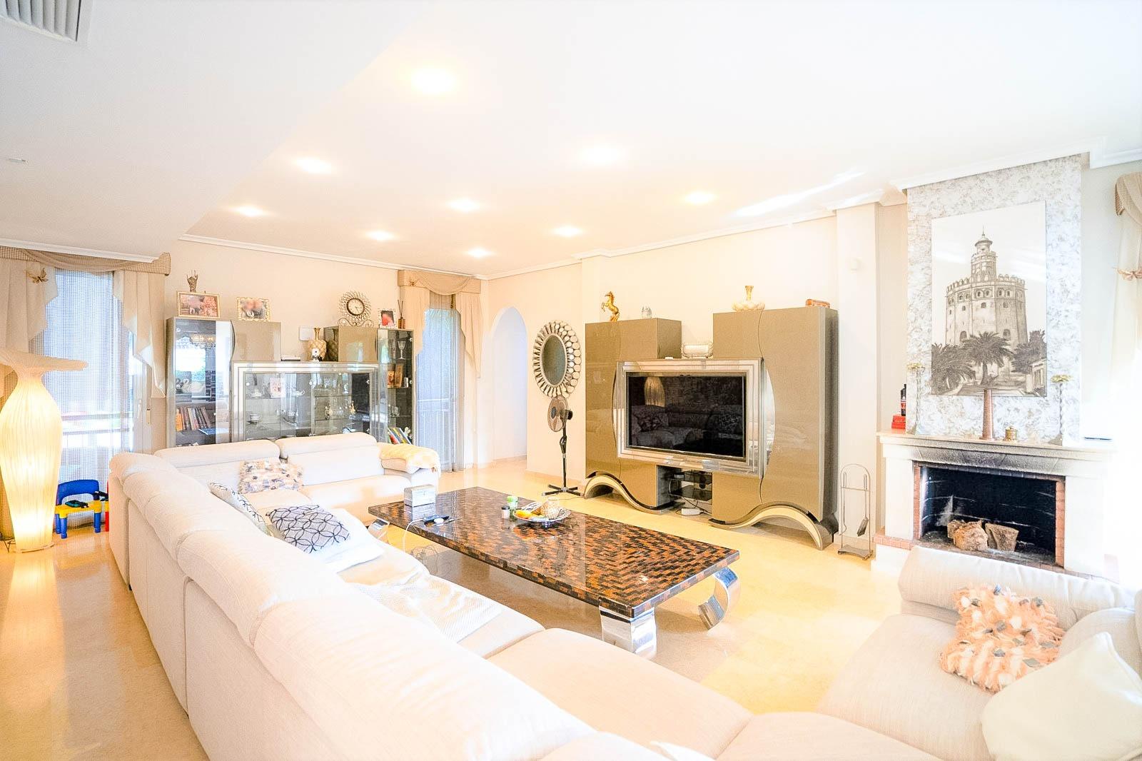 A spacious villa for sale with 5 bedrooms, two living rooms (one located in the semi-basement), four