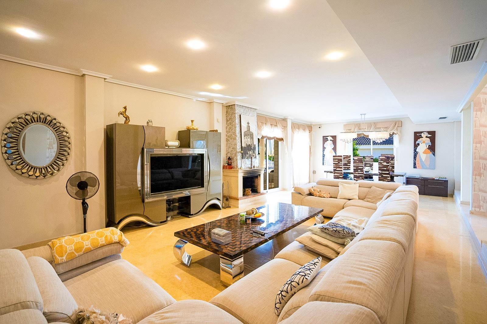 Terrace in villa for sale in Torrevieja