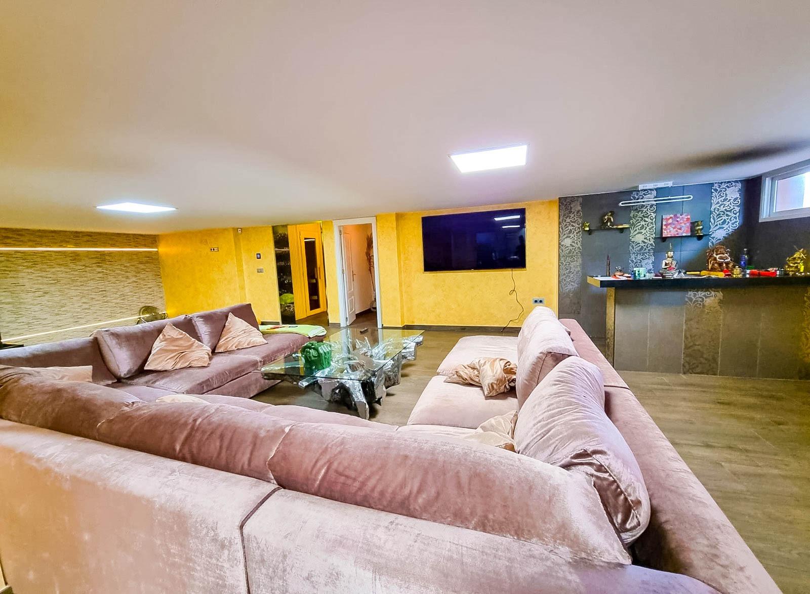 Bedroom in villa for sale in Torrevieja