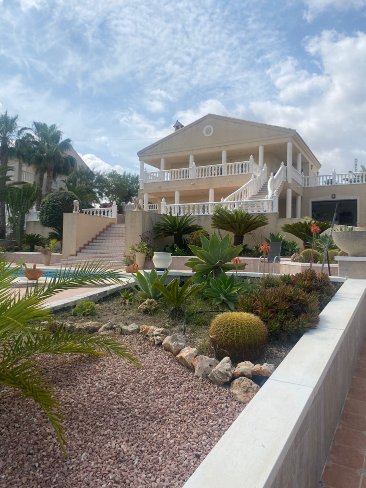 Charming 5-Bedroom Villa with Private Pool & Stunning ViewsThis spacious villa of 220 sqm, built in