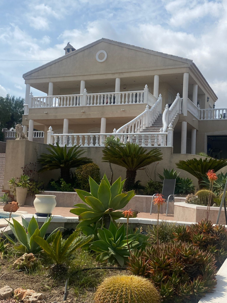Charming 5-Bedroom Villa with Private Pool & Stunning ViewsThis spacious villa of 220 sqm, built in