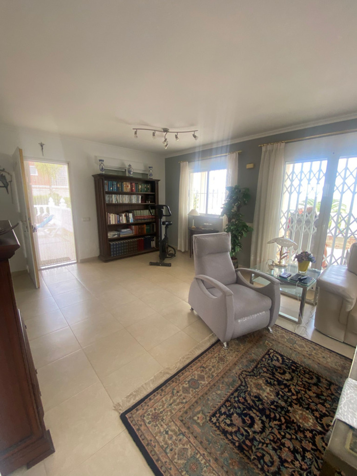 Bedroom in villa for sale in Algorfa