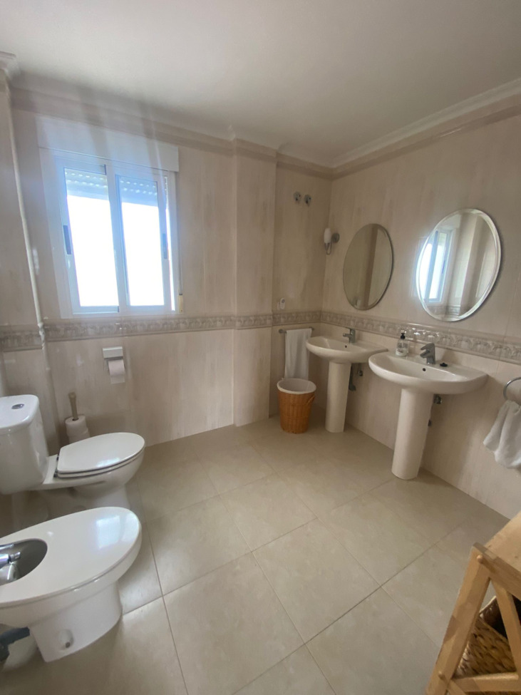 Master bedroom in villa for sale in Algorfa