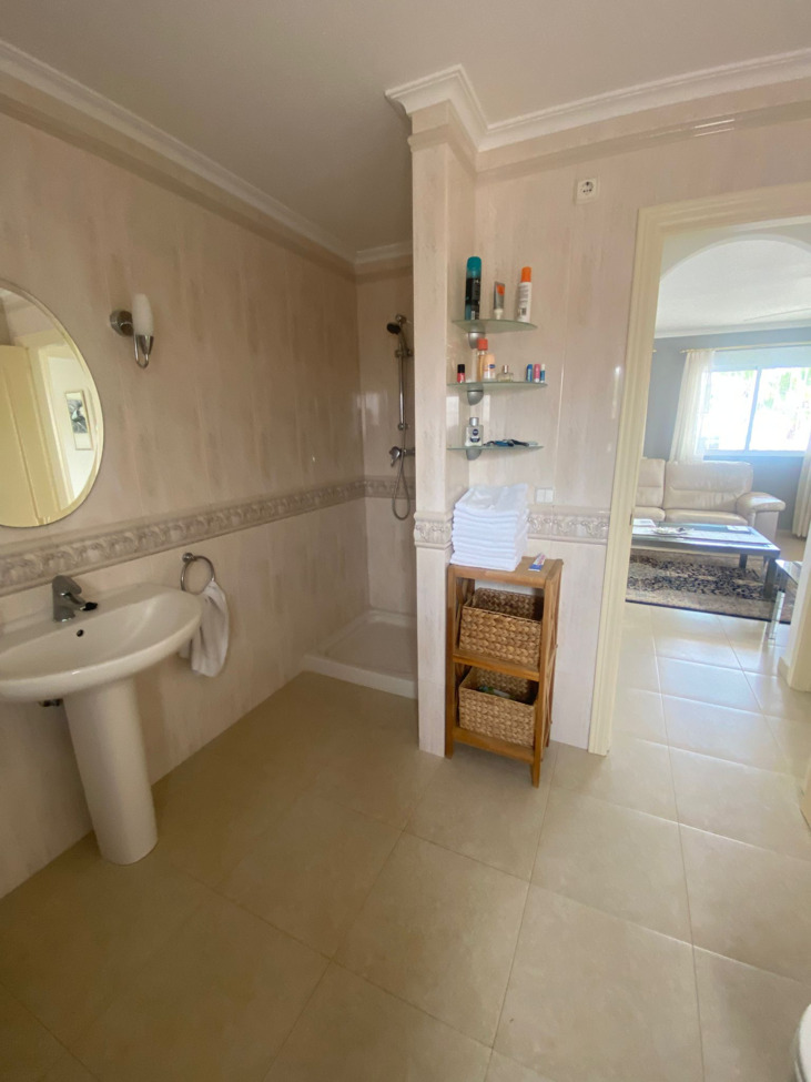 Bathroom in villa for sale in Algorfa