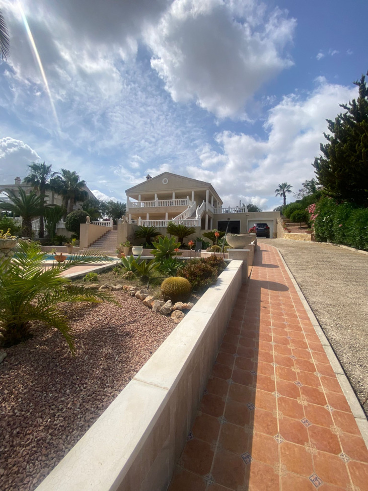Charming 5-Bedroom Villa with Private Pool & Stunning ViewsThis spacious villa of 220 sqm, built in