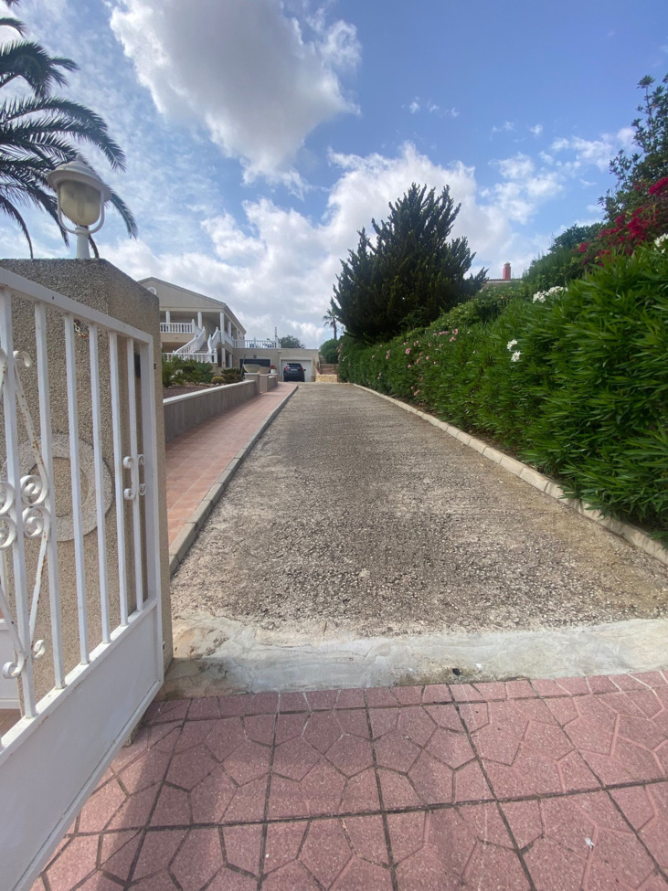 Charming 5-Bedroom Villa with Private Pool & Stunning ViewsThis spacious villa of 220 sqm, built in
