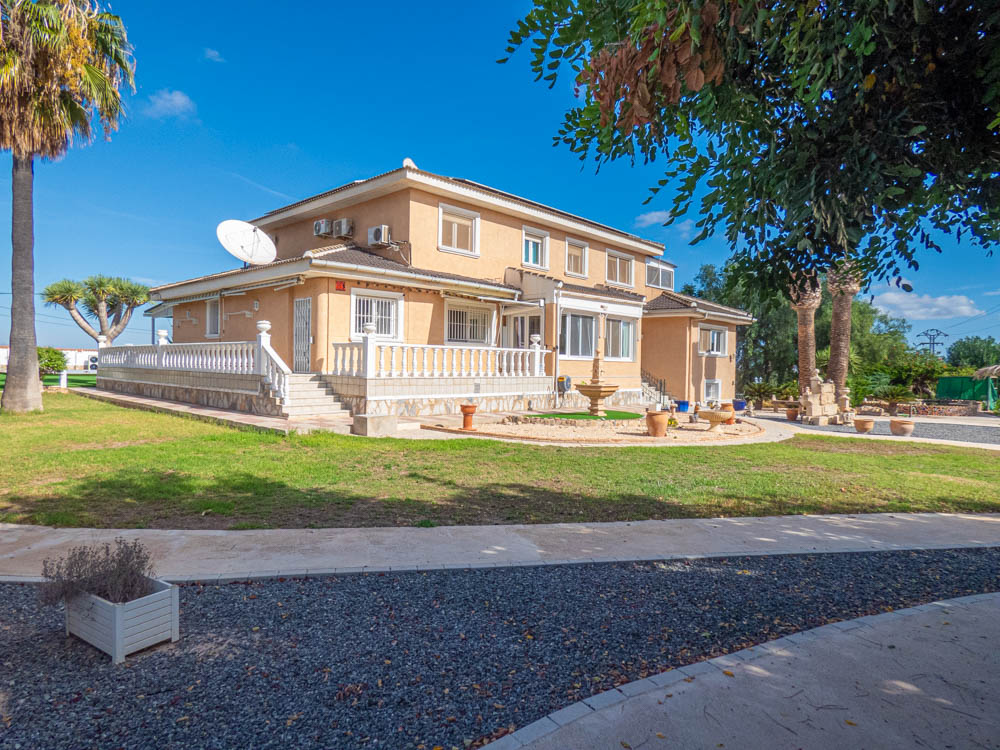 Here is a fantastic opportunity to purchase an AMAZING COUNTRYSIDE VILLA which has just come on the