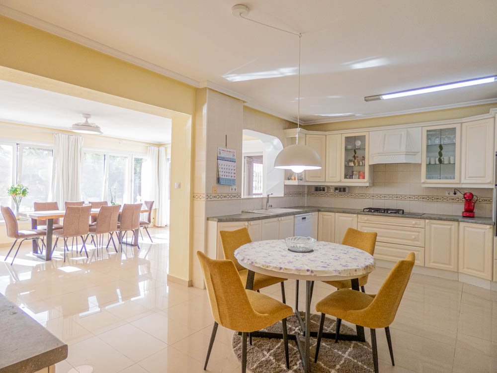 Here is a fantastic opportunity to purchase an AMAZING COUNTRYSIDE VILLA which has just come on the