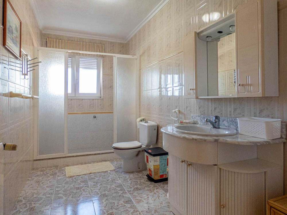 Bathroom in villa for sale in San Miguel de Salinas