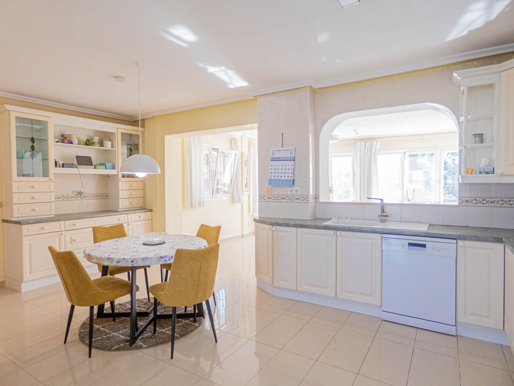 Here is a fantastic opportunity to purchase an AMAZING COUNTRYSIDE VILLA which has just come on the
