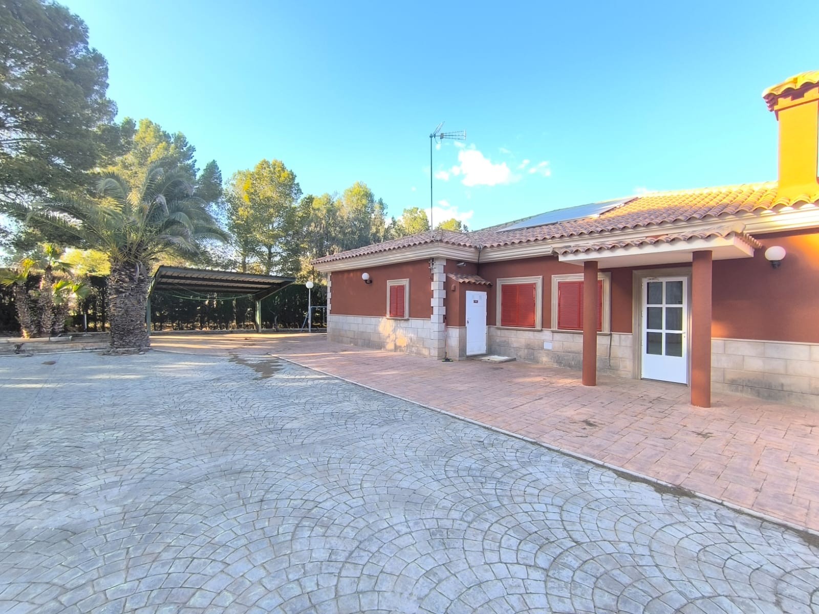 Discover this beautiful villa located in a serene neighbourhood, just 4 km from Yecla town, where yo