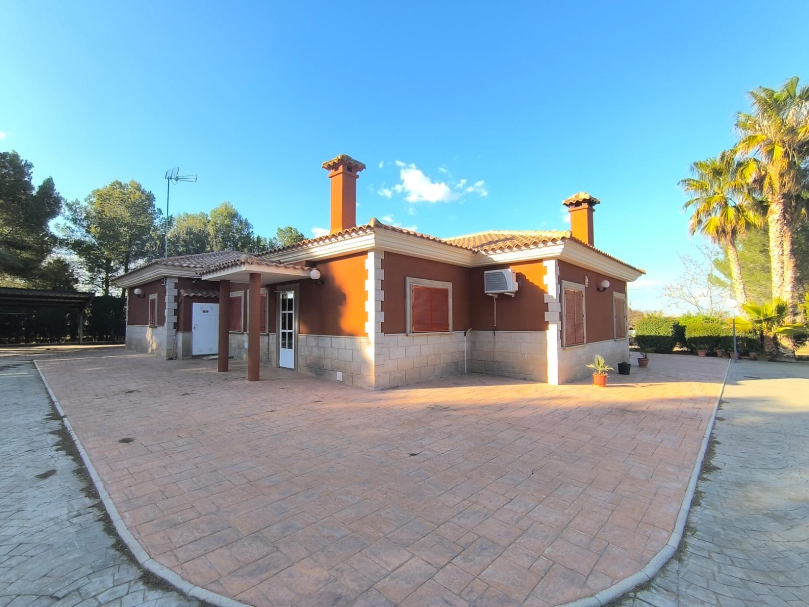 Discover this beautiful villa located in a serene neighbourhood, just 4 km from Yecla town, where yo