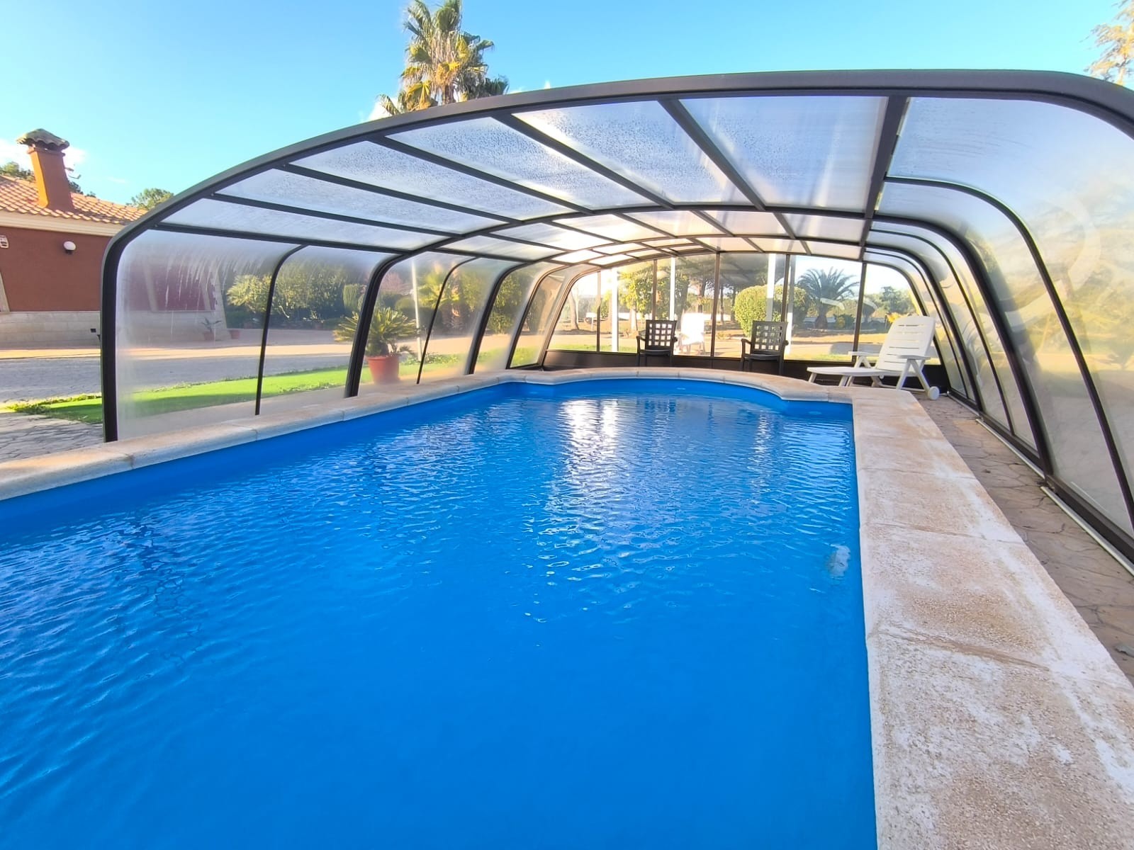 Discover this beautiful villa located in a serene neighbourhood, just 4 km from Yecla town, where yo