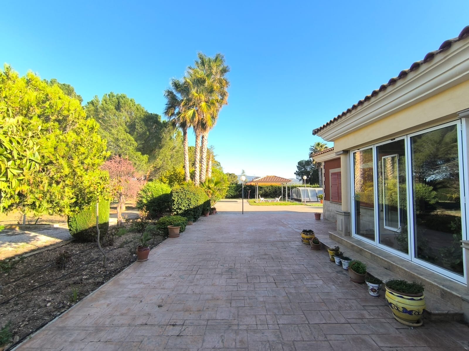 Discover this beautiful villa located in a serene neighbourhood, just 4 km from Yecla town, where yo