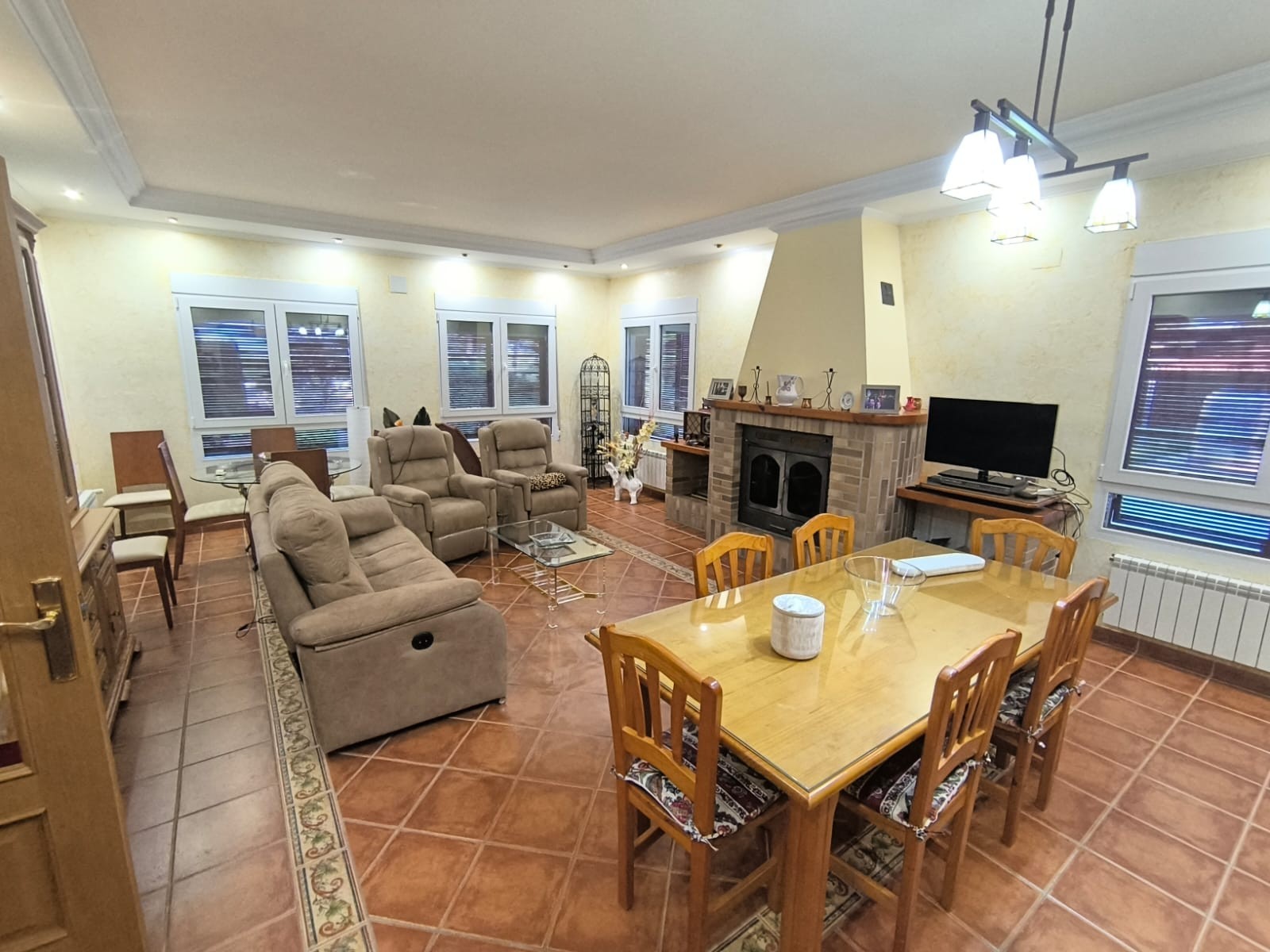 Discover this beautiful villa located in a serene neighbourhood, just 4 km from Yecla town, where yo