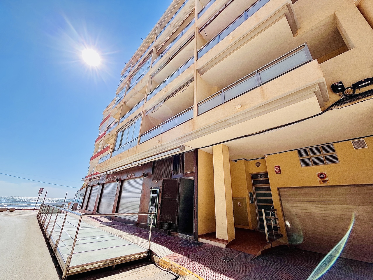 Master bedroom in apartment for sale in Guardamar del Segura