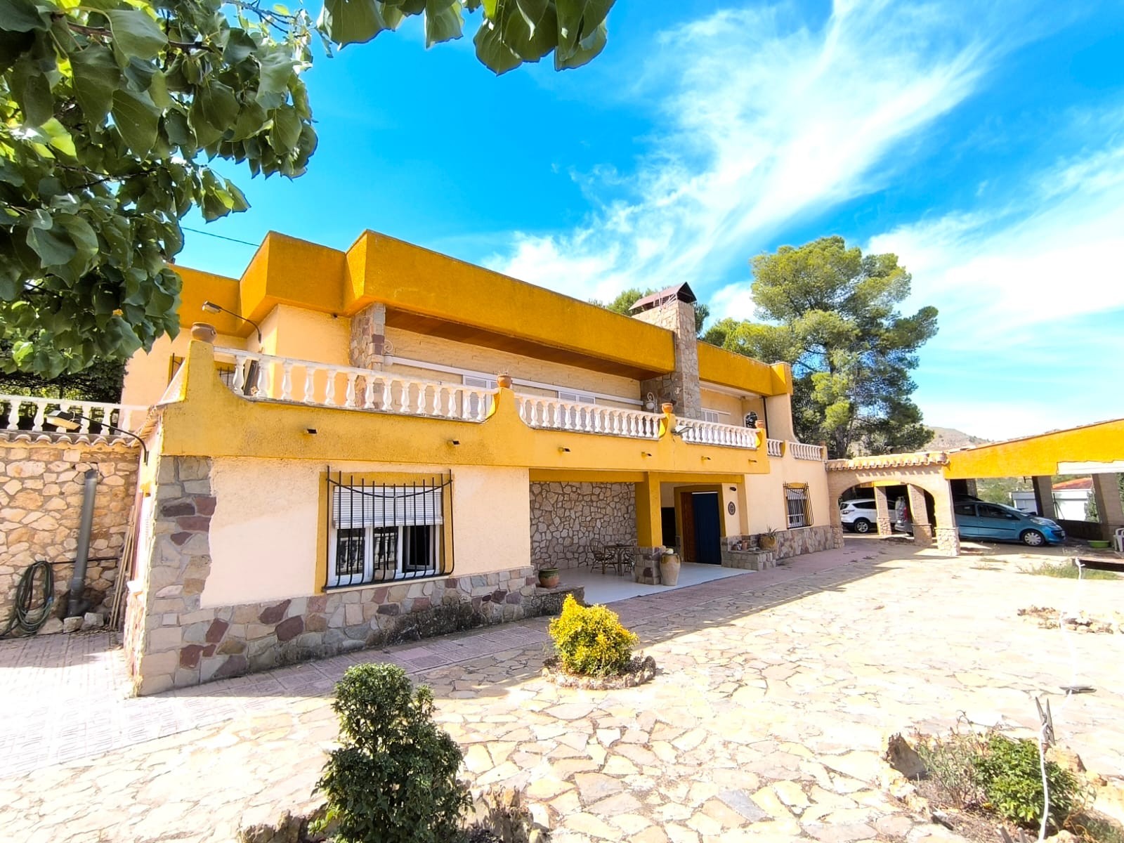 Presenting you a large, ready to move in detached villa in Yecla