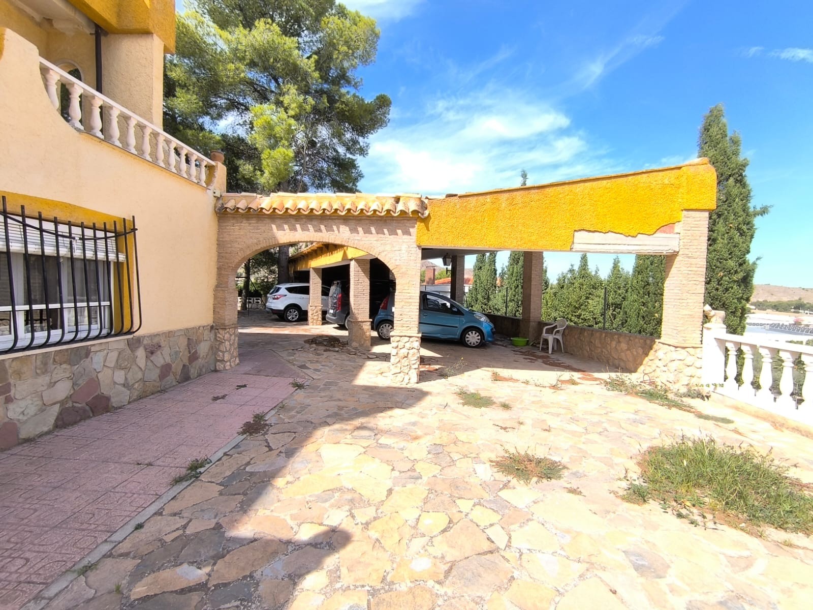 Presenting you a large, ready to move in detached villa in Yecla