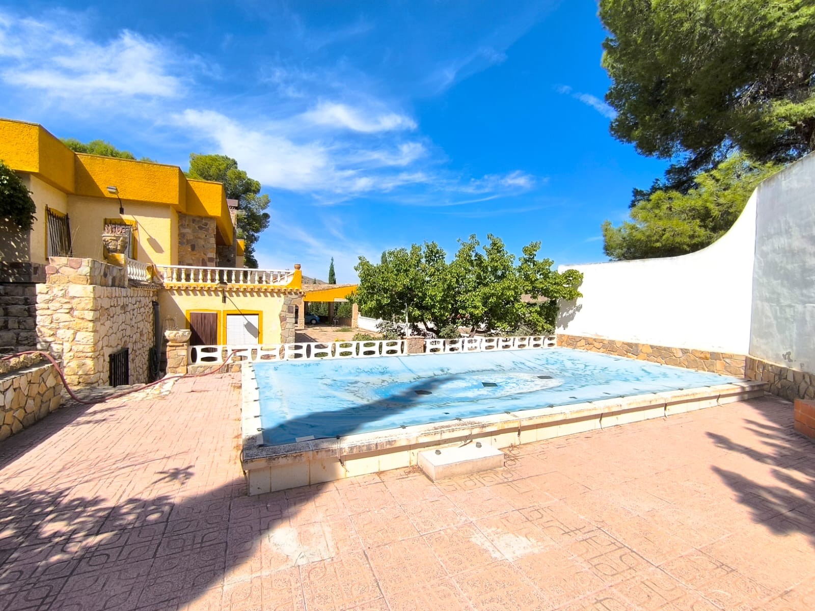 Presenting you a large, ready to move in detached villa in Yecla