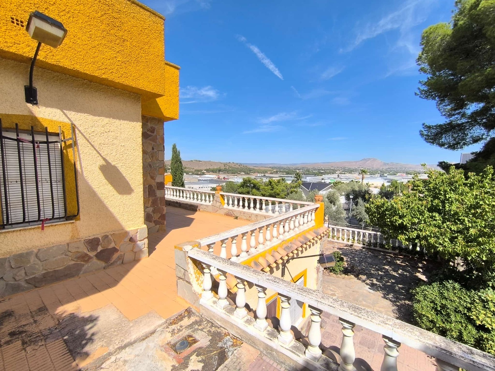 Presenting you a large, ready to move in detached villa in Yecla