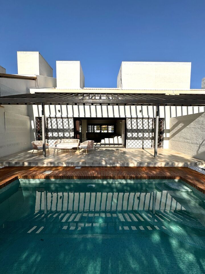 Terrace in villa for sale in Peraleja Golf