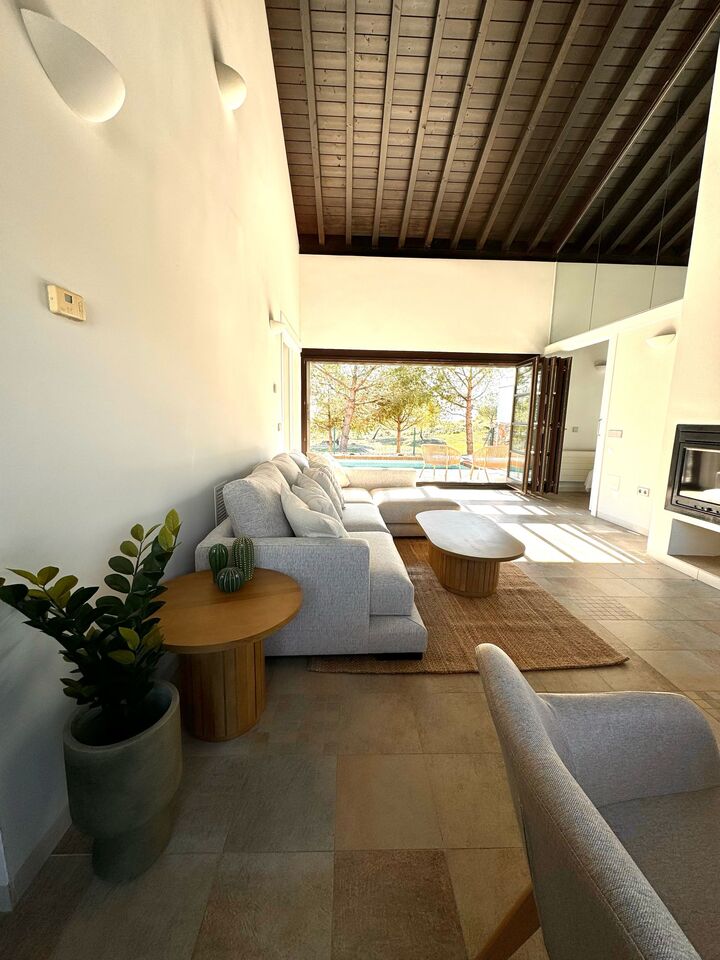 Dining area in villa for sale in Peraleja Golf