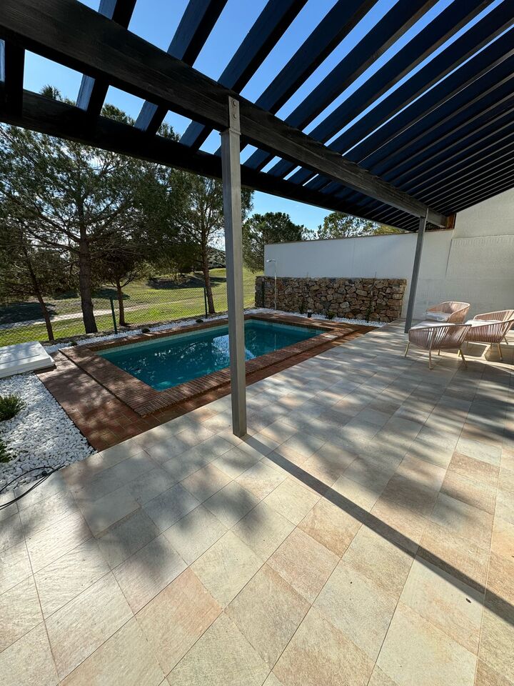Bedroom in villa for sale in Peraleja Golf