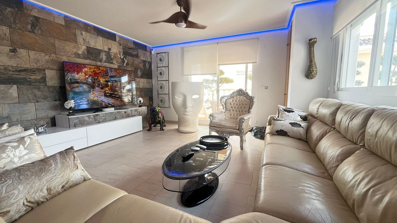 Bedroom in apartment for sale in Los Dolses
