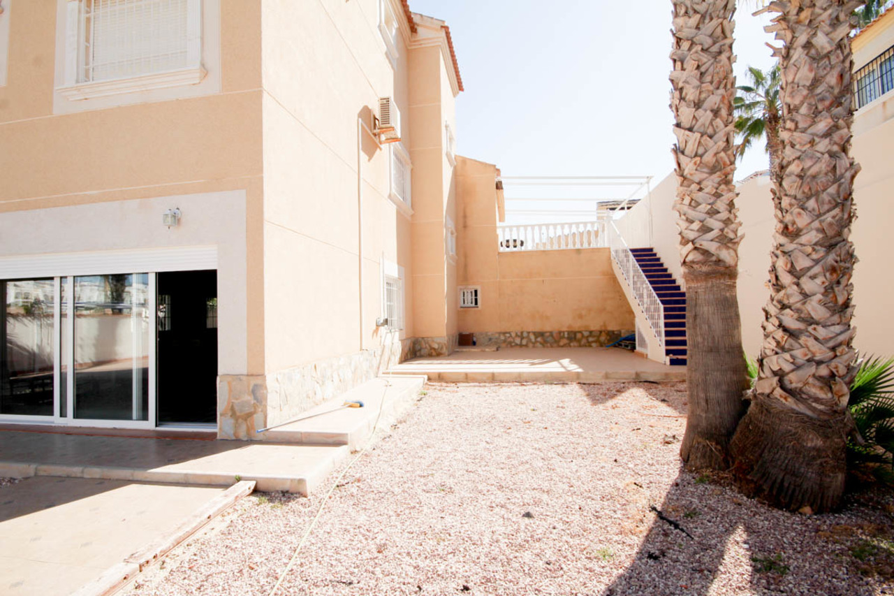 Garden in villa for sale in La Zenia
