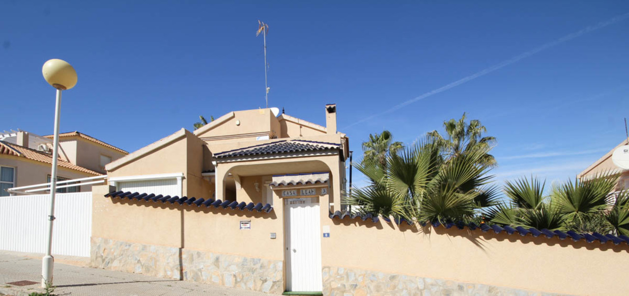 Dining area in villa for sale in La Zenia