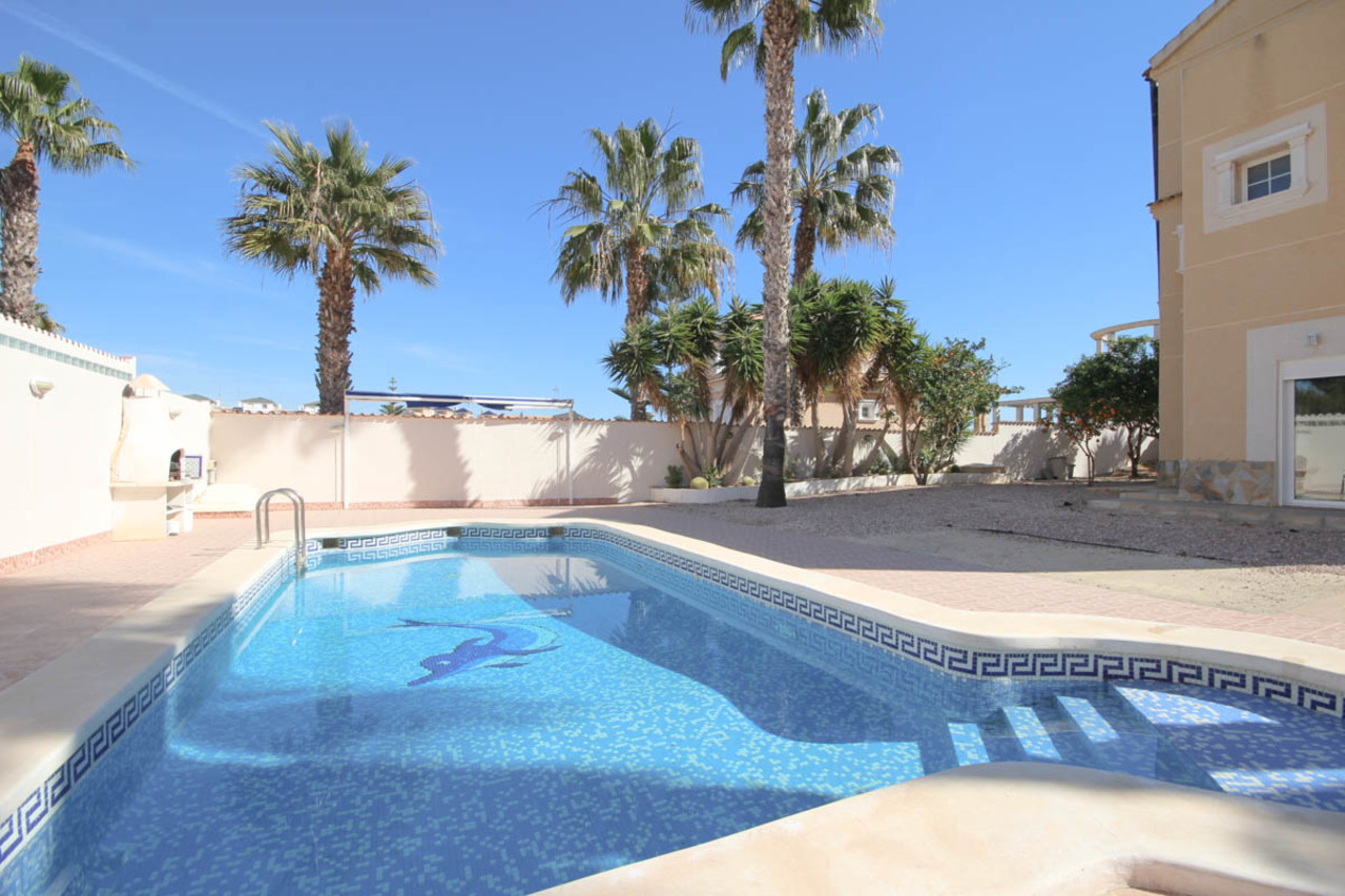Garden in villa for sale in La Zenia
