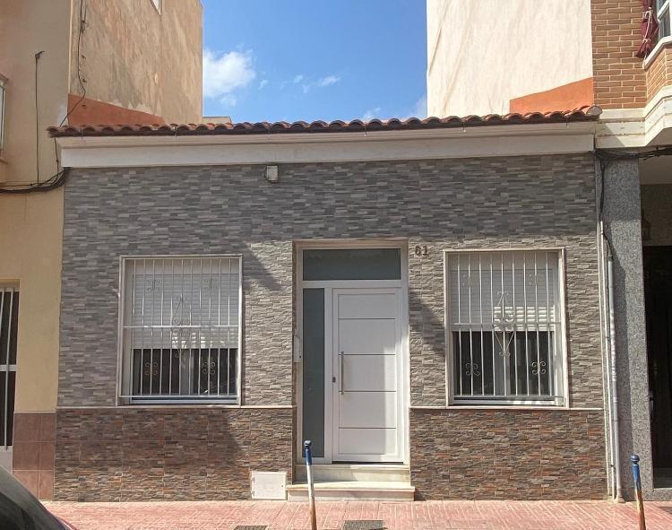 * 105 m construidos, 95 m útiles * 4 habitaciones * 2 baños * Parcela de 156 m2 * Terraza y solárium