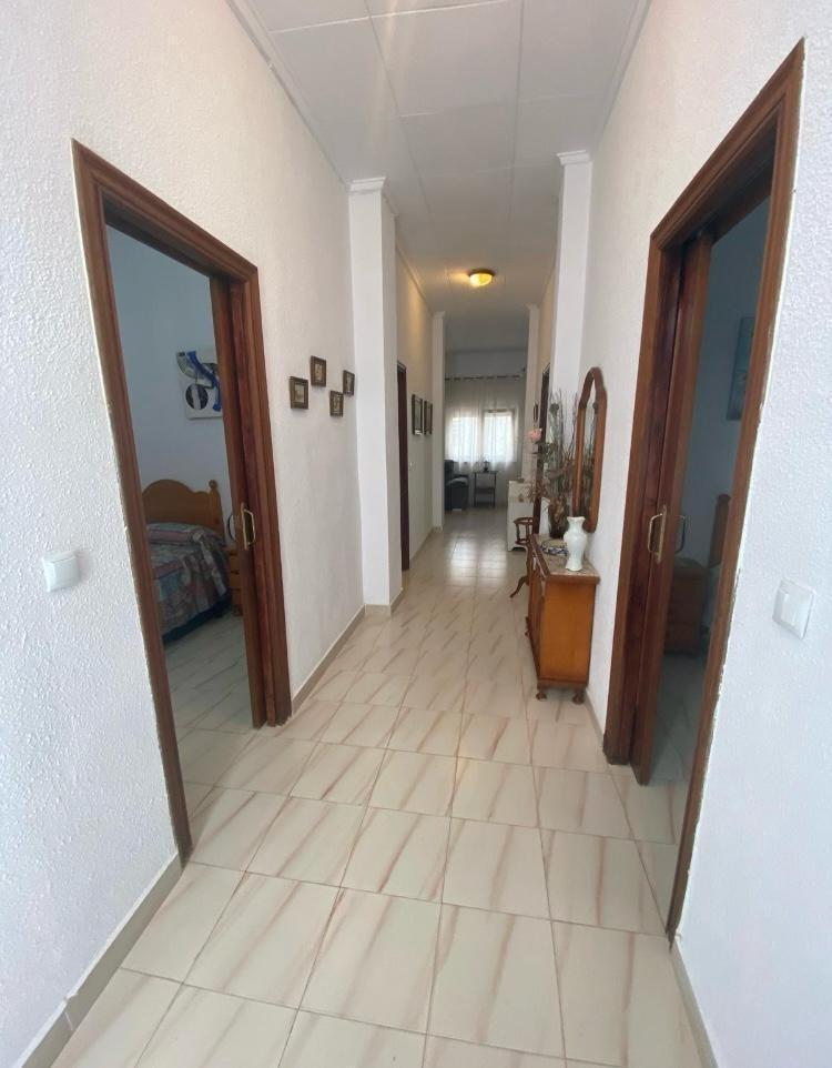 * 105 m construidos, 95 m útiles * 4 habitaciones * 2 baños * Parcela de 156 m2 * Terraza y solárium