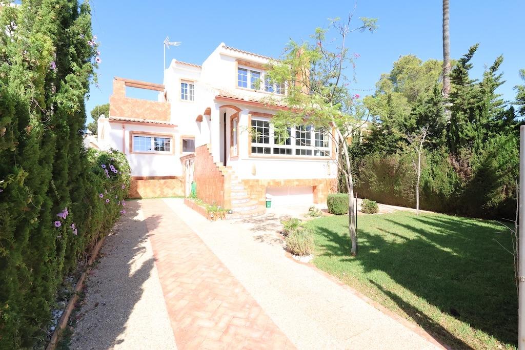 Detached villa located in one of the best areas of Villamartín, just a few meters from the entrance