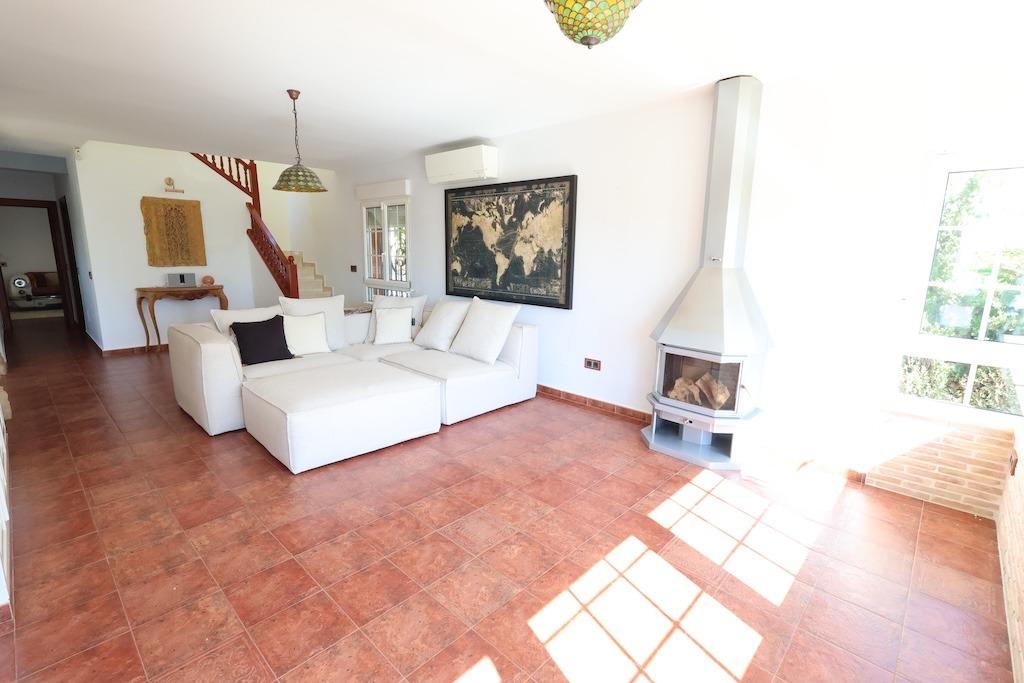 Detached villa located in one of the best areas of Villamartín, just a few meters from the entrance