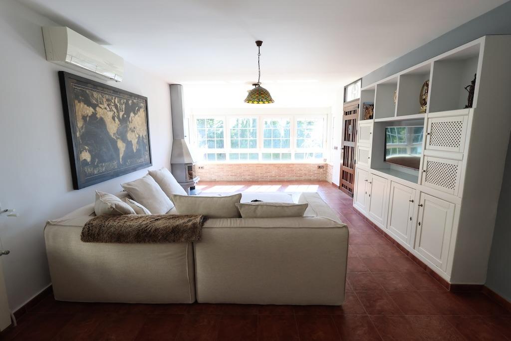 Detached villa located in one of the best areas of Villamartín, just a few meters from the entrance