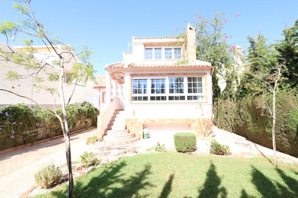 Garden in villa for sale in Orihuela Costa