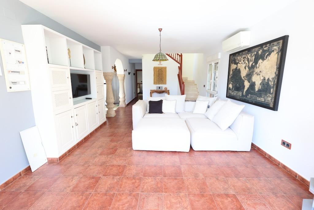 Detached villa located in one of the best areas of Villamartín, just a few meters from the entrance