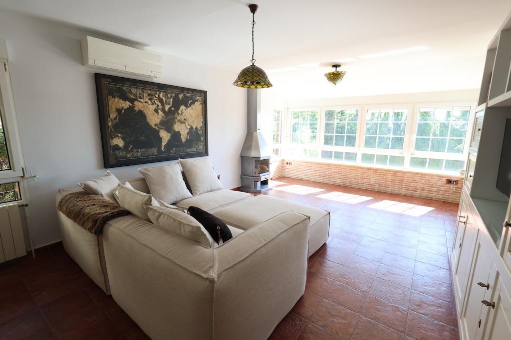 Detached villa located in one of the best areas of Villamartín, just a few meters from the entrance