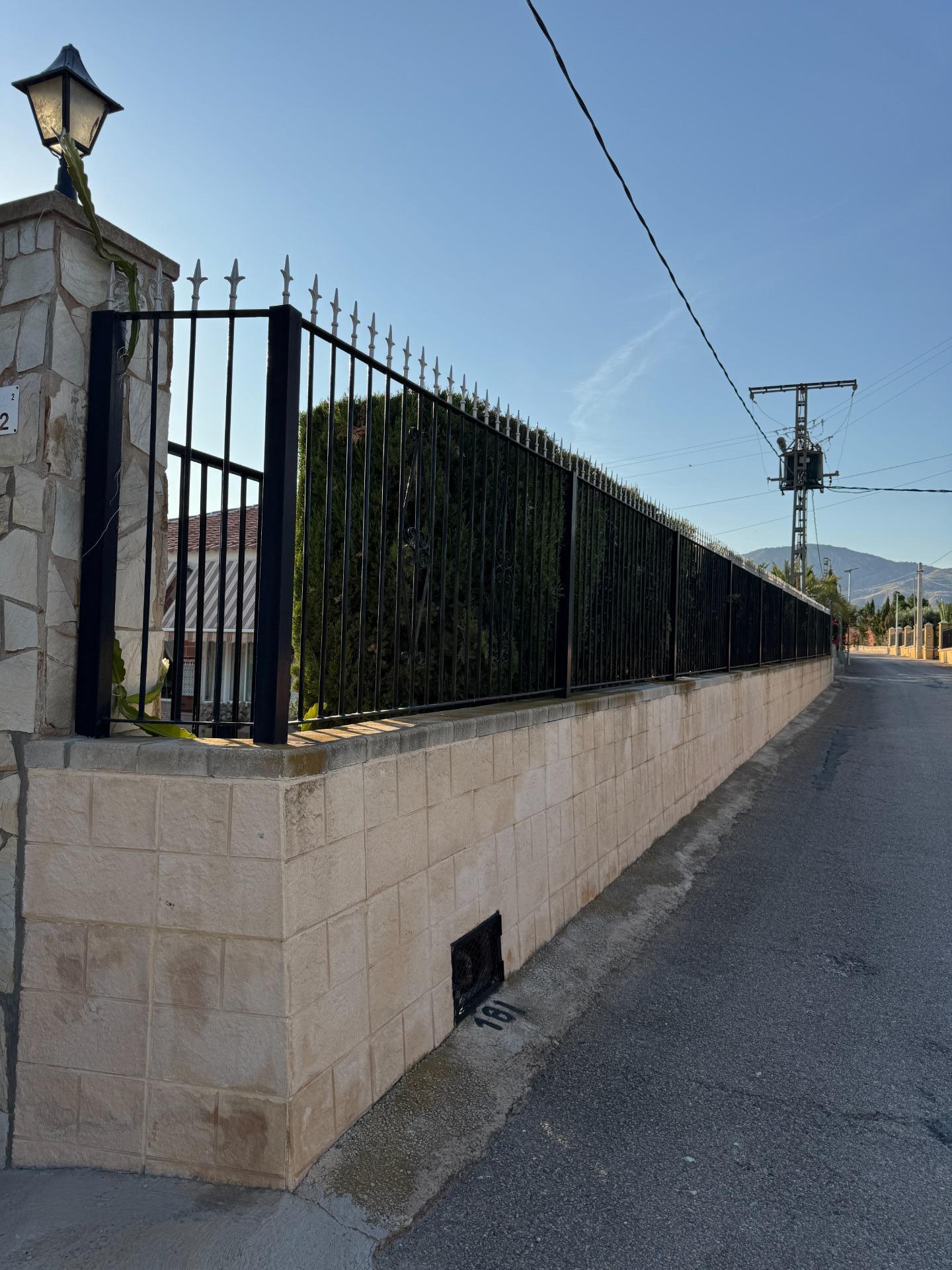 Garden in villa for sale in Albatera