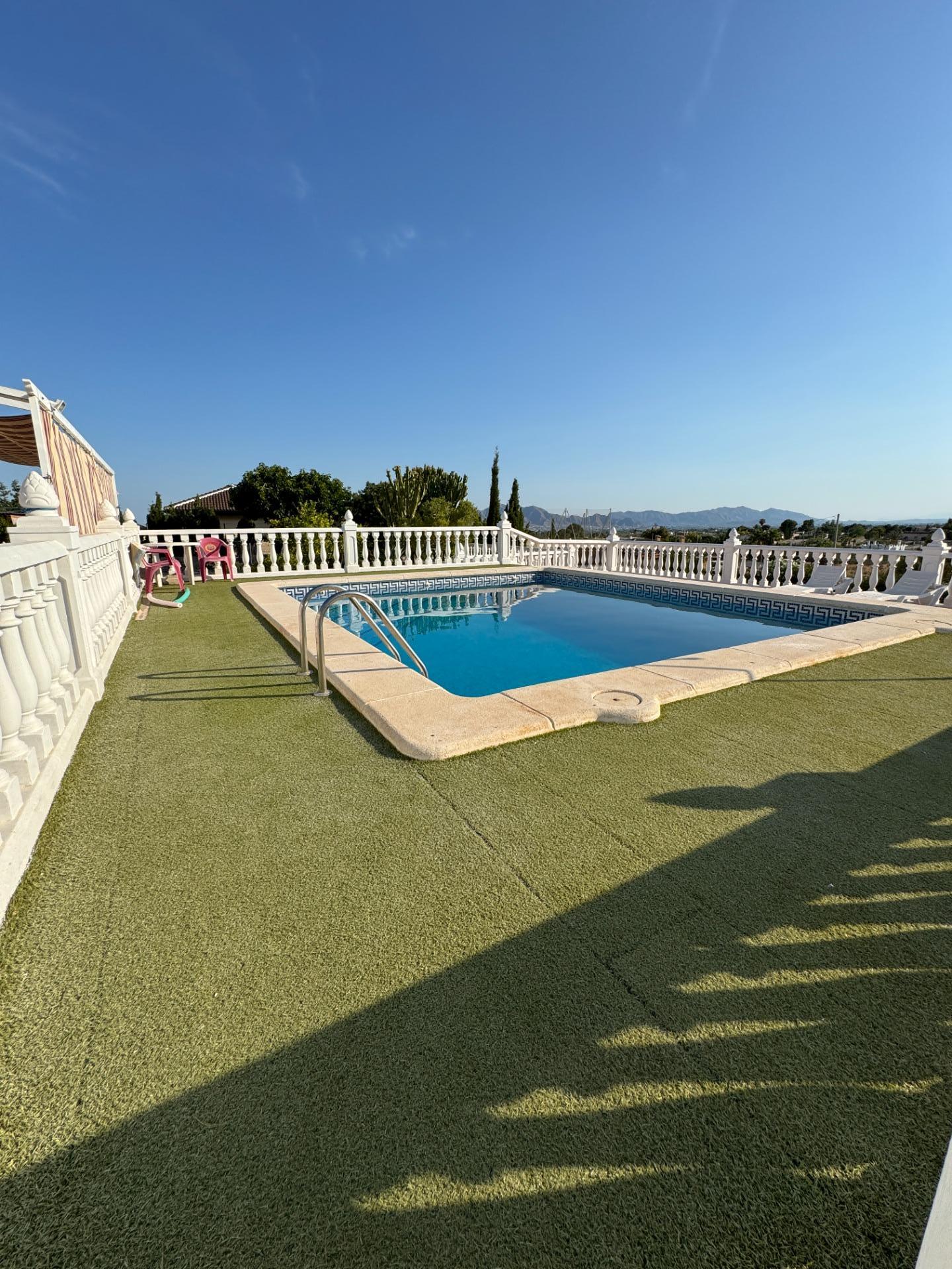 Master bedroom in villa for sale in Albatera