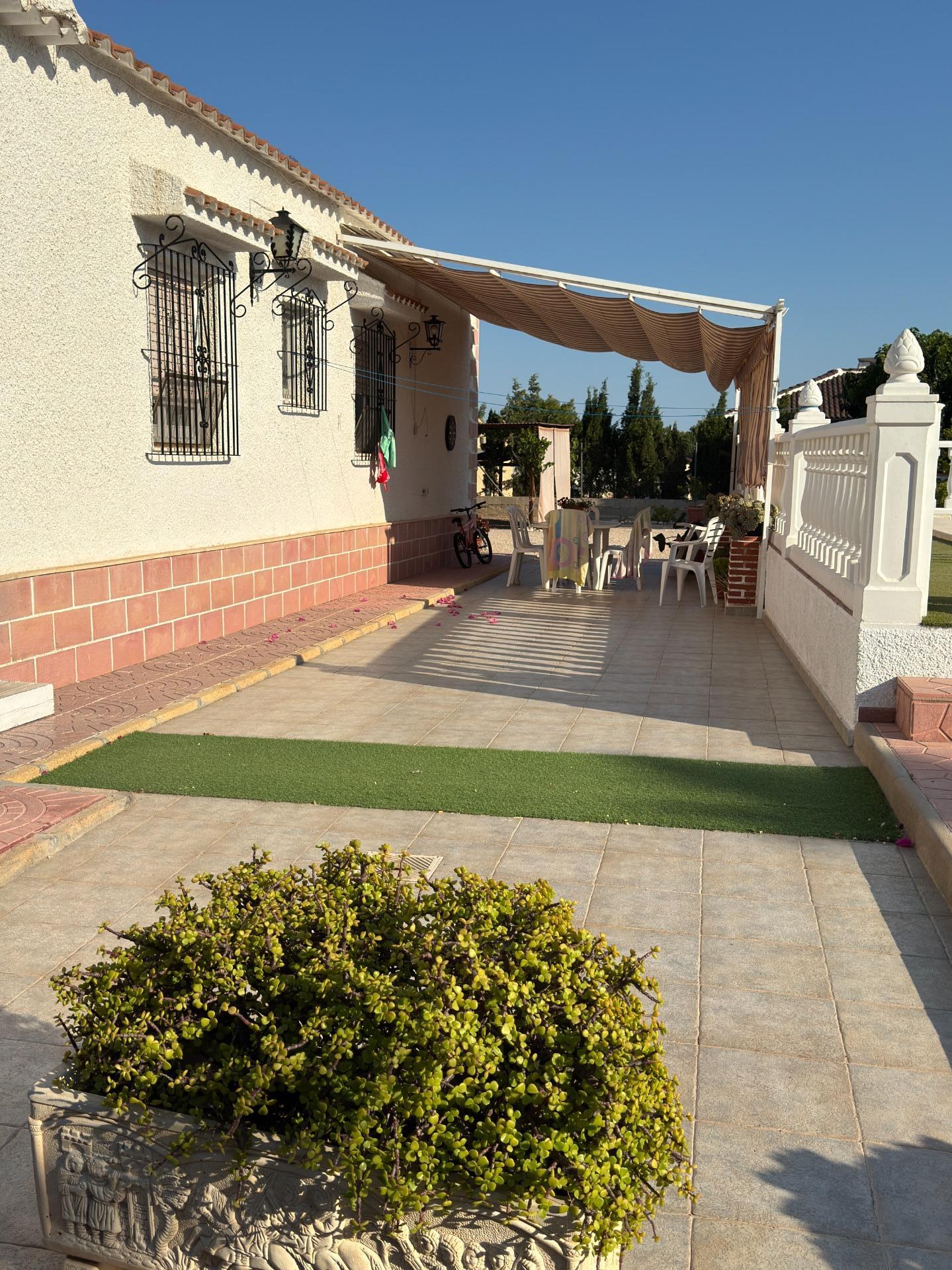 Living room in villa for sale in Albatera
