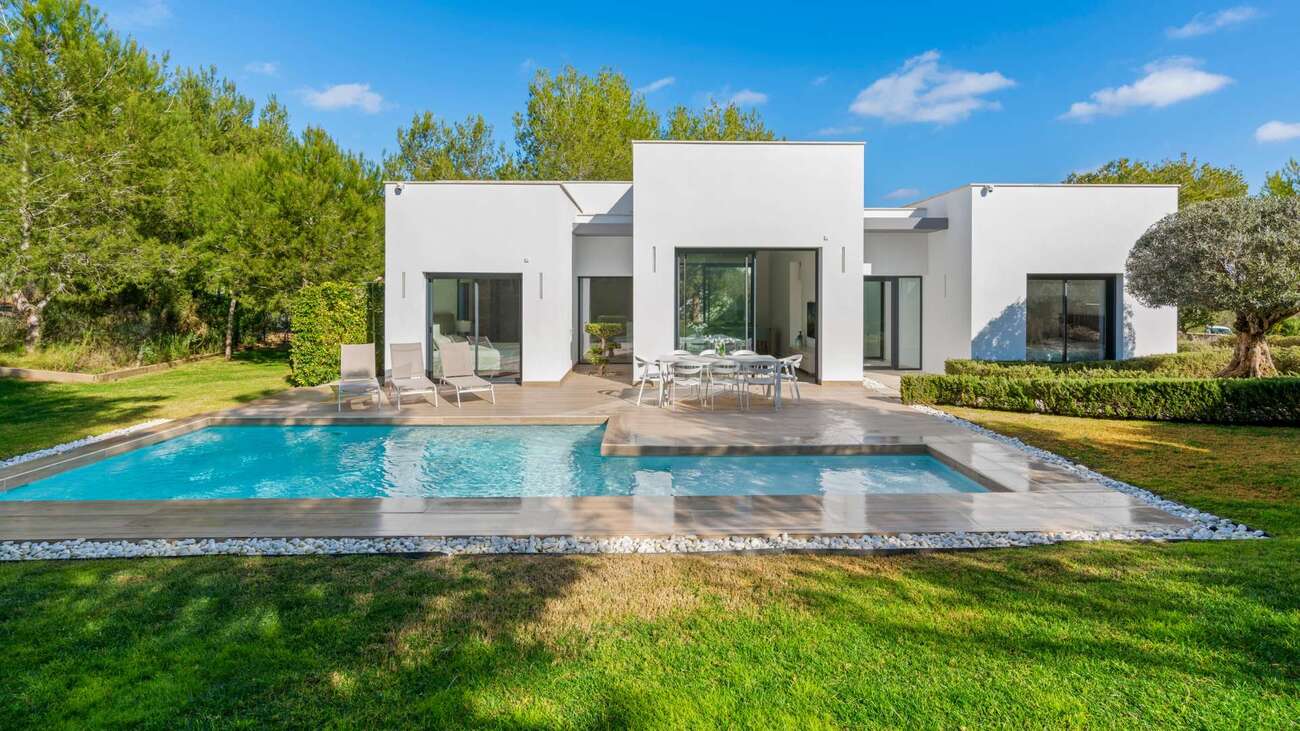 Seize this opportunity: a beautiful villa at Las Colinas Golf & Country Club